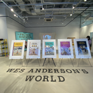 最新作『フレンチ・ディスパッチ』が大ヒット中！「ウェス・アンダーソンの世界展」がたまらん空間だった