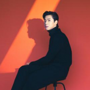 新宿駅に2月9日発売“YUNHO from 東方神起”Solo Mini Album「君は先へ行く」の特大ボードが出現！