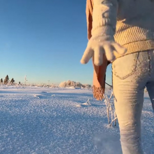雪原を駆けていく女の子。雪遊びをするのかと思いきや・・・、この後この子は文字通り全身で雪を満喫するのでした