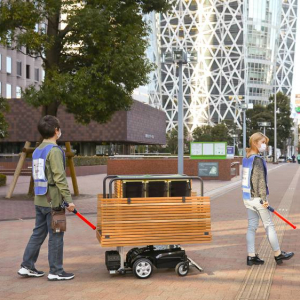 ヒトを追従して走行するロボット「Furiuri」、西新宿を移動しながら弁当を試験販売中