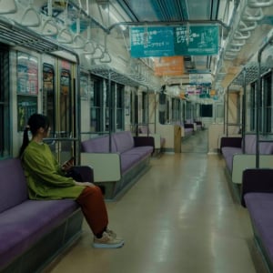 いつもの電車に乗ったはずが……　都市伝説を映画化した『きさらぎ駅』6月公開　異世界に迷い込む特報解禁［ホラー通信］