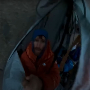 フリークライマーたちが過ごすテントの外は・・・なんと断崖絶壁！！テントから身を乗り出したり歯磨きをしていたり・・・ヒヤッとする光景の連続です
