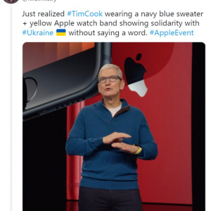 Apple新製品発表イベントに登場したティム・クックCEOのファッションが注目集める 「ウクライナへの隠しメッセージ」「それでもロシア軍は撤退しない」