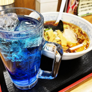 謎の青いドリンク飲みながら食う「福しん」のラーメン激ウマ