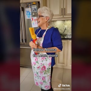 スパゲッティの袋を超簡単に開けるライフハック動画 「このおばあちゃんと一緒に料理したい」「この方法は初めて」