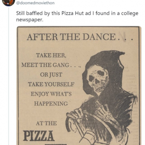運転するガイコツの絵が描かれたピザハットの広告が話題 「100％ピザハット行きたくなる」「ダンスパーティーよりピザパーティー」