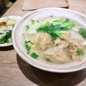 【台湾グルメ現地レポ】かわいい麺屋さんで海老ワンタン麺！台北「好想見麵」