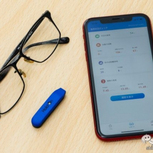 あなたのメガネにつけるだけ！ 目や姿勢の情報を見える化する『アイケアークリップ』をためしてみた