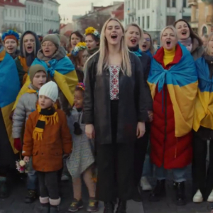 「美しい歌だ」「涙を誘う」　リトアニアでウクライナ民謡を300人が歌う動画に心揺さぶられる人多数