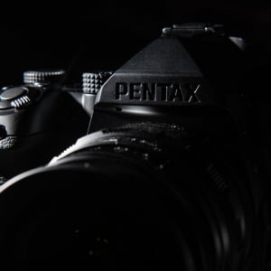 カメラはたいてい黒いけど「黒いカメラがある」って聞いたのでどんだけ黒いか見に行ったら本当に黒かった 『PENTAX K-3 Mark III Jet Black Edition』