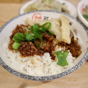 【台湾現地ルポ】ピリ辛魯肉飯をスープや副菜とともに！台北「帥哥滷肉飯」