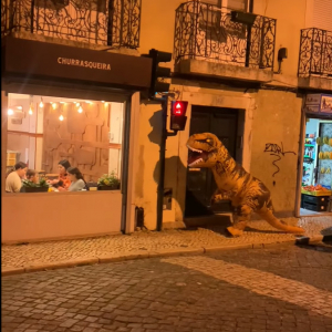 ティラノサウルスに扮し街を散策する男性。その姿を目撃したレストランで食事中の女の子のリアクションは・・・【海外・動画】