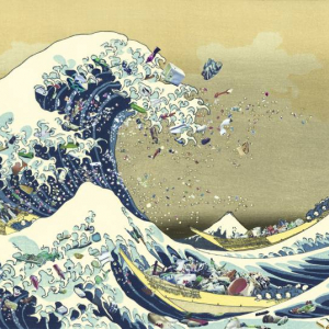 北斎の名画がゴミだらけ……。AIが描く2050年の名画で、海洋問題を考える展示会開催