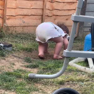 泥遊びが大好きな赤ちゃん。頭を地面につけて何をしているのかと思いきや・・・、身を起こしたその姿があら大変！！【海外・動画】