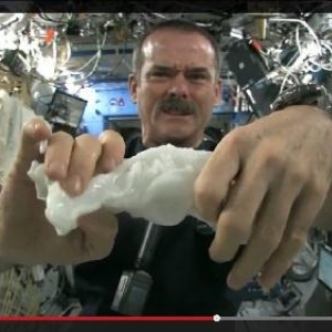 宇宙で実験！　微小重力下で濡れたタオルを絞ると何が起こる？