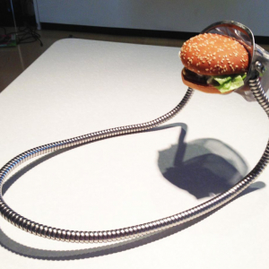 手を使わずにハンバーガーを食べる装置がスゴイ