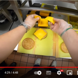ランチタイムのマクドナルドの厨房を撮影したPOV映像 「観てるのが楽しくなる映像です」「どんな仕事も大変なんだよね」