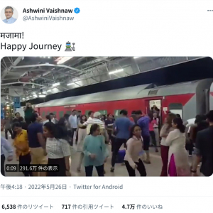 「平和だ」「人生楽しそう」　インドの定刻より早く到着した列車にホームで踊る乗客の動画がまんまボリウッド映画