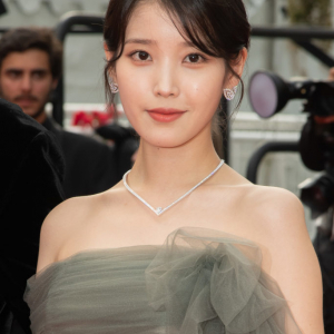 韓国の女優であり歌手のIU（アイユー）がショーメのジュエリーを纏い、第75回 カンヌ国際映画祭に登場 是枝裕和監督作品「ベイビー・ブローカー」の公式上映にショーメのジュエリーを纏って登場