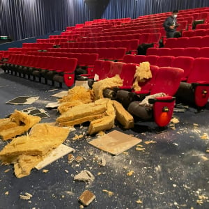 トップガン マーヴェリック上映中に映画館の天井崩れる「映画の演出かと思った」