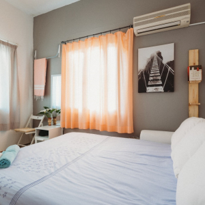 Airbnbのハウスルールに疲れた男性のツイートが話題 「ホテルのほうが100倍快適」「ピザの宅配を頼めないとこも多い」