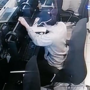 イースポーツカフェから堂々とパソコン部品窃盗！ 店が犯人の姿を動画公開