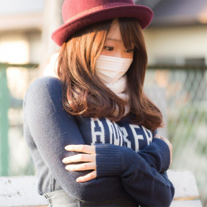 日本政府「屋外ではマスク外して」→ それでもマスク外さない人多数