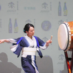 浅田真央さんが和太鼓の生演奏に挑戦！ スパークリング清酒「澪」イベントで30の質問にも返答
