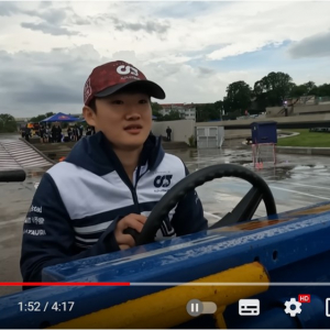 F1ドライバー角田裕毅は製氷車を乗りこなすことができるのか？ 「面白い動画だ」「裕毅が楽しんでる姿を観るのが楽しい」