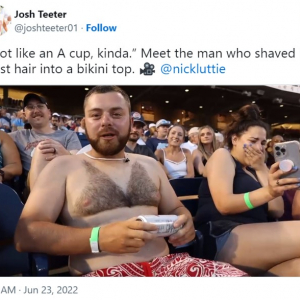 ビキニトップの形をした胸毛の観客が野球の試合より注目を集めてしまう 「静かにビール飲んでたのに吹き出してしまったよ」「試合なんかどうでもよくなった」