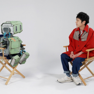 二宮和也にロボットが取材！「その椅子クリント・イーストウッド監督のじゃん」映画『TANG タング』インタビュー映像解禁