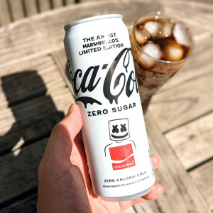 コカ・コーラ×マシュメロのコラボ缶が新登場 「この夏にしか味わえない限定フレーバー」