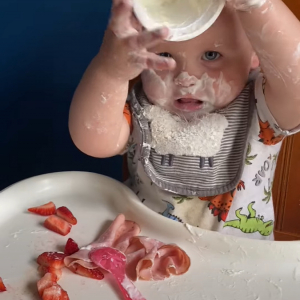 ヨーグルトが大好きな赤ちゃん。とはいえ、この子が好きなのはヨーグルトを「食べる」とこではなかったようです【アメリカ・動画】