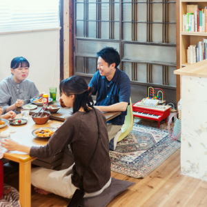 子育てや家事もシェアする「シェアハウス日日」。孤育てや強制ない距離に共感、学生や会社員の入居者も