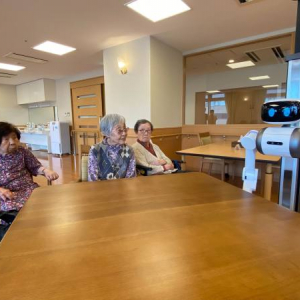 老人ホームでアバターロボット検証中。障がい者スタッフが遠隔対応、介護人材不足の解消に期待