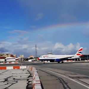 危険な空港ランキング1位ジブラルタル空港に着陸してみた結果「もっとヤバイ空港だった」