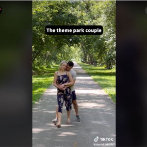 様々なカップルの歩き方を真似した映像 「テーマパークのカップルで爆笑」「モデル歩きするカップルって意外によく見かける」