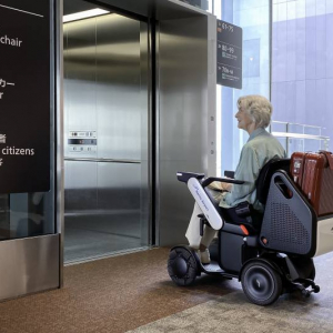 自動運転車いすとエレベーターが連携。成田空港でフロアをまたぐ移動の実証実験開始