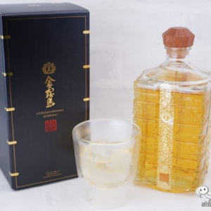 【リニューアル】古代中国の祭器をモチーフにしたボトルが美しい『〈玉〉金霧島』は世界の6つの自然素材を詰め込んだ霧島酒造の逸品