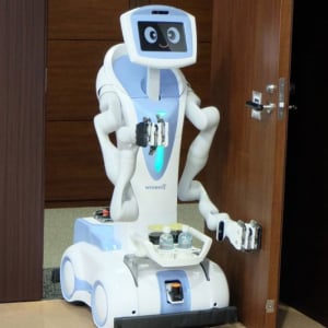 川崎重工のロボット、自らドアを開ける。制御AI活用で行動範囲拡大へ