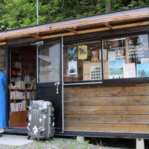 わずか6畳のプレハブ書店。本屋が消えた町に住民らが「六畳書房」を立ち上げた理由　北海道浦河町