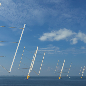 海に浮かぶユニークな形の風車。低コスト・高生産が見込める洋上風力発電へ向け検証準備開始