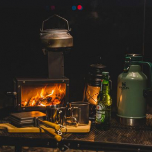 テーブルに置ける薪ストーブが気になる。揺れる炎を見ながらキャンプ飯を直火調理