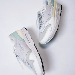 ハングル文字で書かれた『ナイキ』がかわいいでしょ？唯一無二の「NIKE AIR MAX 1」がatmos pinkに登場