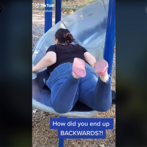 滑り台から滑り落ちる女性の動画がイリュージョン 「何がどうしてこうなった？」「不思議な動画だわ」