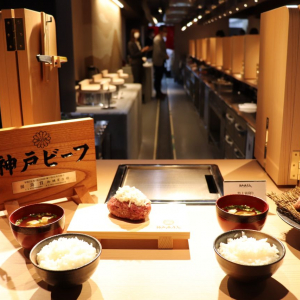 神戸牛100％の分厚いハンバーグを自分専用の鉄板で焼く「神戸赤ふじ」がオープン！