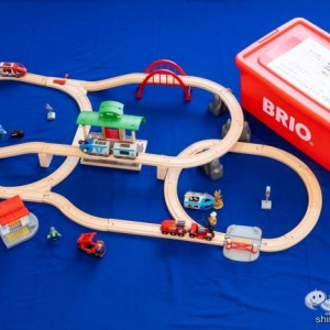 【2022年クリスマス】鉄道好きの子にはこれ！ たっぷり入った『BRIO 2022年クリスマス限定レールセット』で、楽しく創造力を育もう