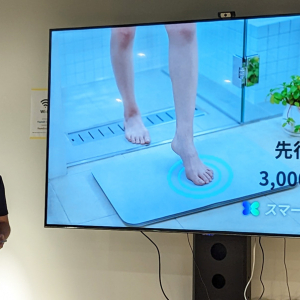 風呂上がりに乗るだけで体重を計測・管理できる「スマートバスマット」　10月下旬以降の発売に向けてissinが開発中の仕様をアップデート