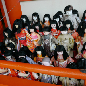 人形の神社に行ってみた結果 → 衝撃うける「髪の毛が伸びる人形」