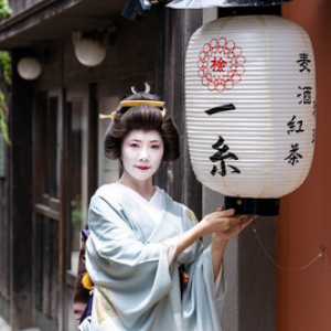 【知られざる神戸の旅】 有馬温泉にある「芸妓」カフェ潜入！ 踊り鑑賞や変身体験も